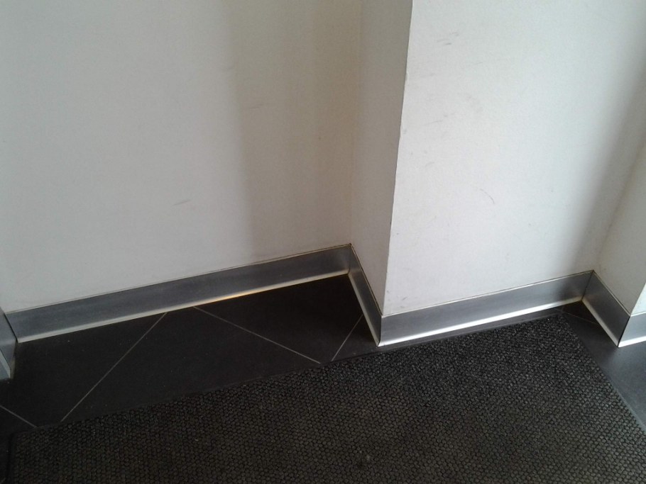 Алюминиевый плинтус для пола в интерьере