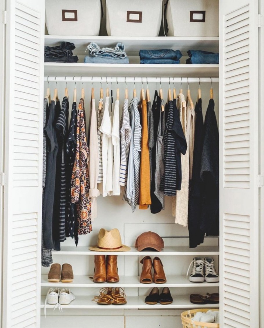 Шкаф с вещами