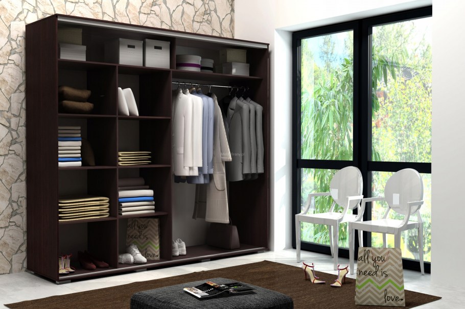 Вместительный шкаф