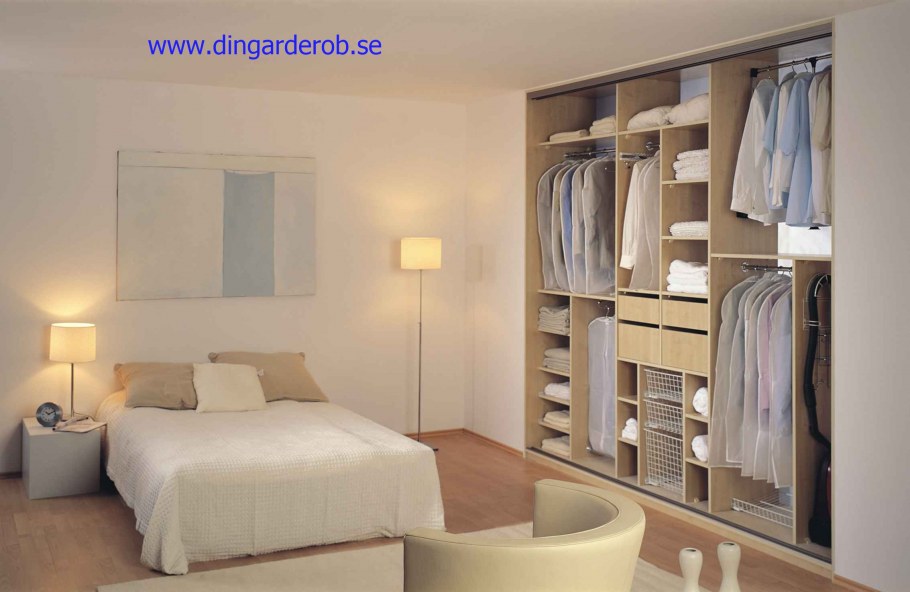 Гардеробная во всю стену в спальне