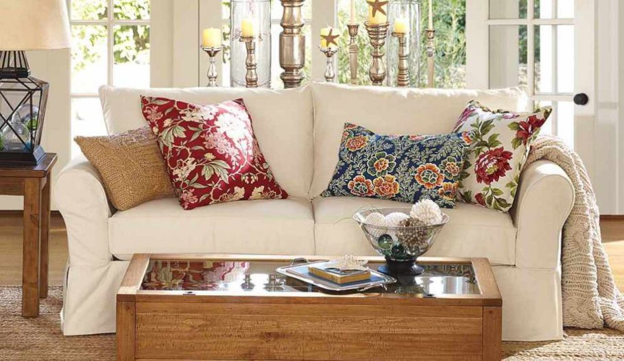 Уютный диван с подушками