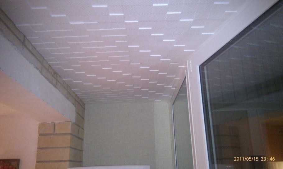 Потолочная плитка на балконе