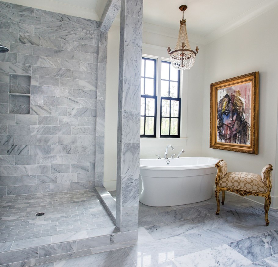 Мраморный пол в ванной