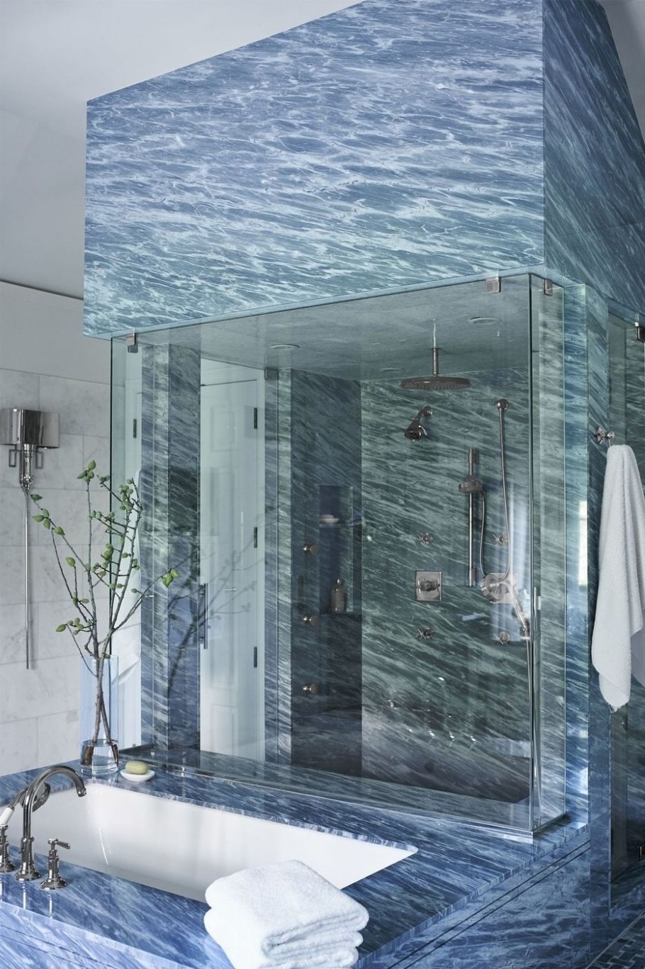 Ванная с синим мрамором