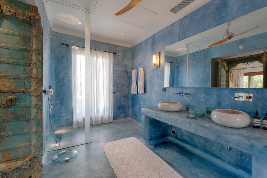 Голубая мраморная ванная комната