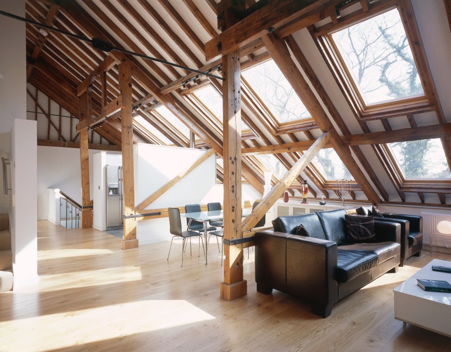 Интерьер с открытой стропильной системой