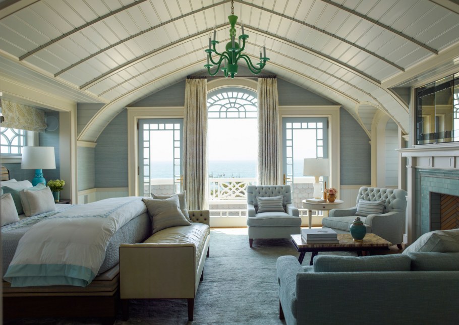 Спальня с высокими потолками