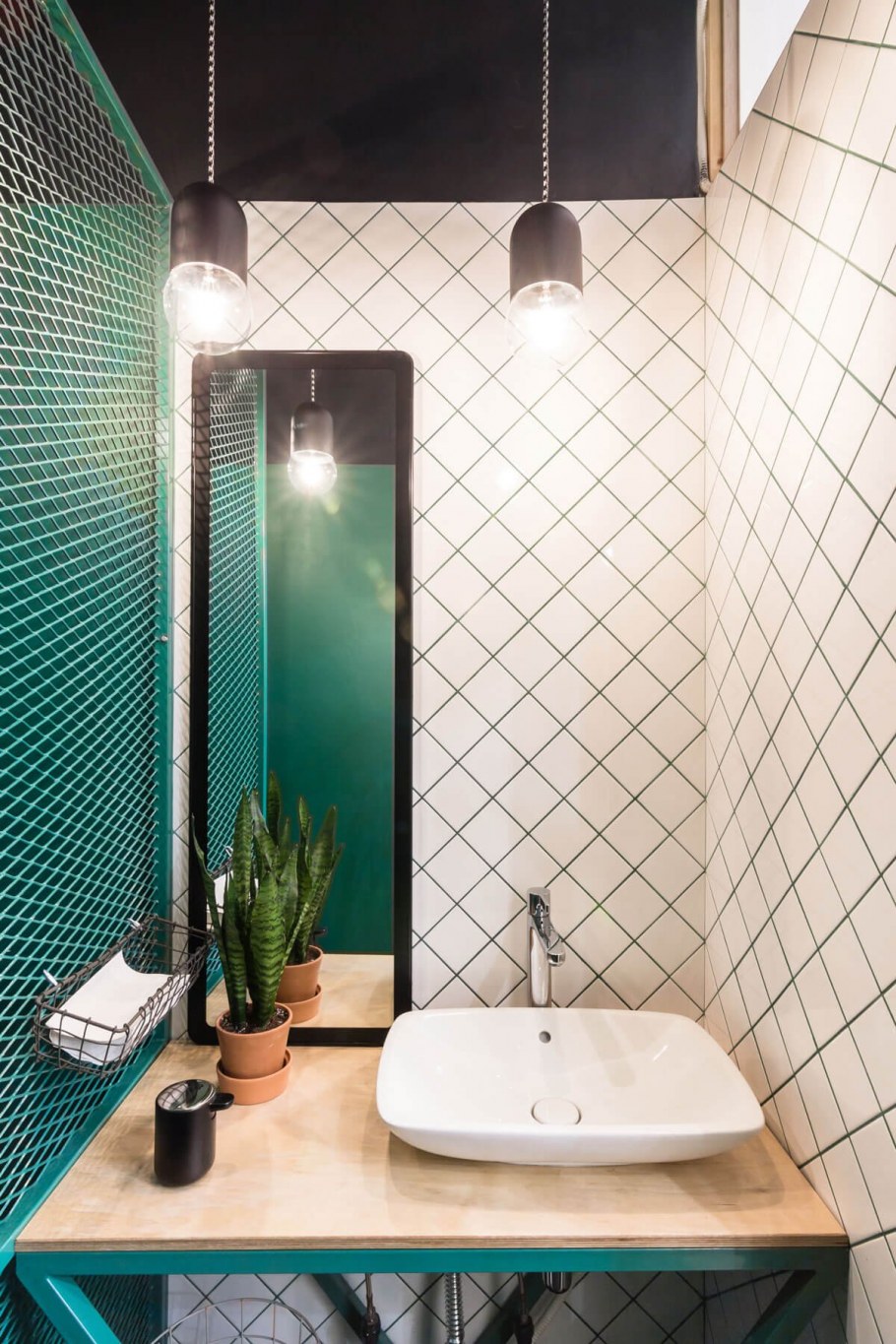 Зеркальная плитка в туалете