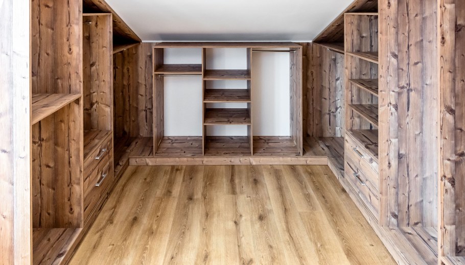 Гардеробные в деревянном доме