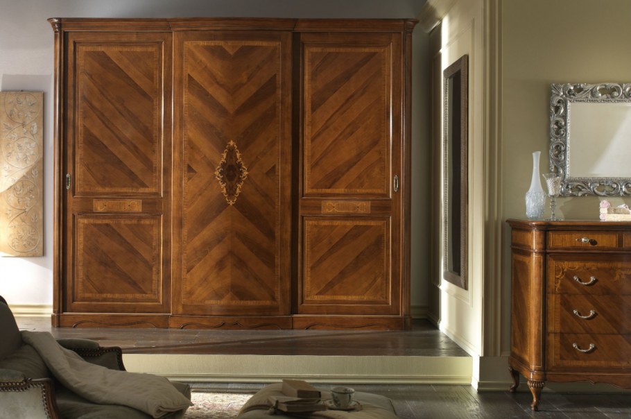 Встроенный шкаф из массива