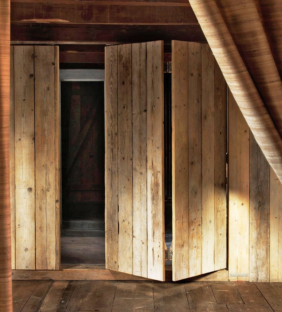 Шкаф в деревянном доме