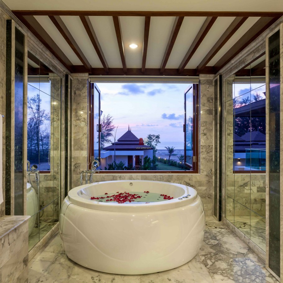 Интерьер ванной с джакузи