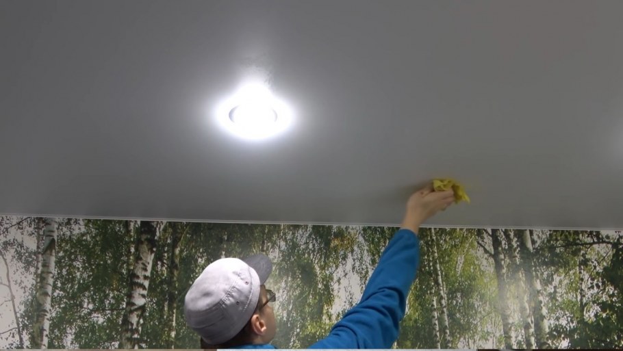 Покрасить потолок водоэмульсионной краской