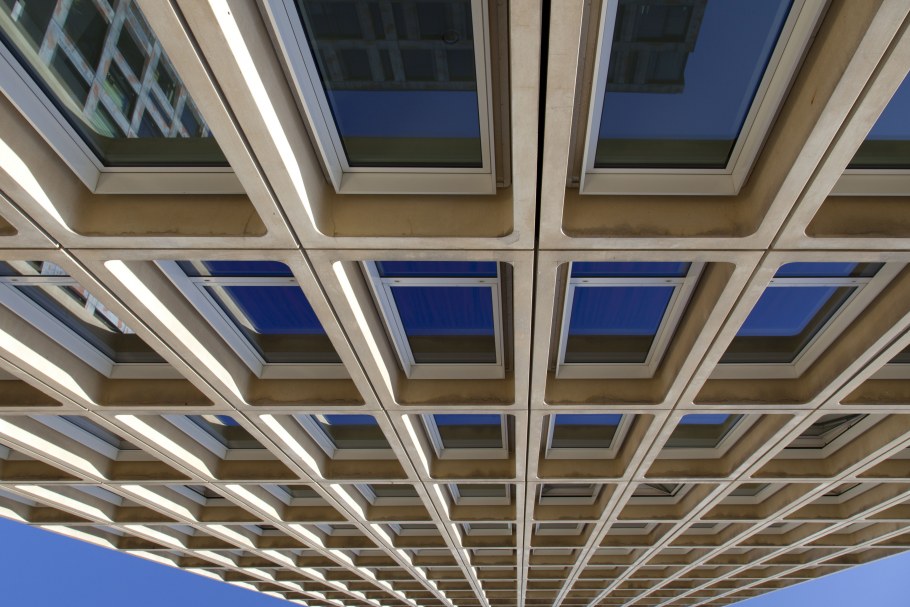 Интерьер потолка в каркасном доме