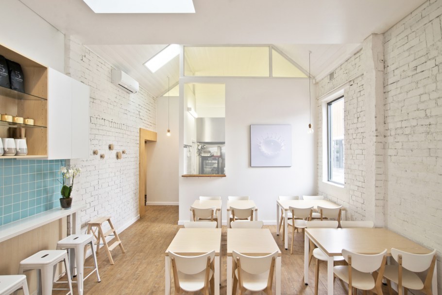 Кофейня в светлых тонах
