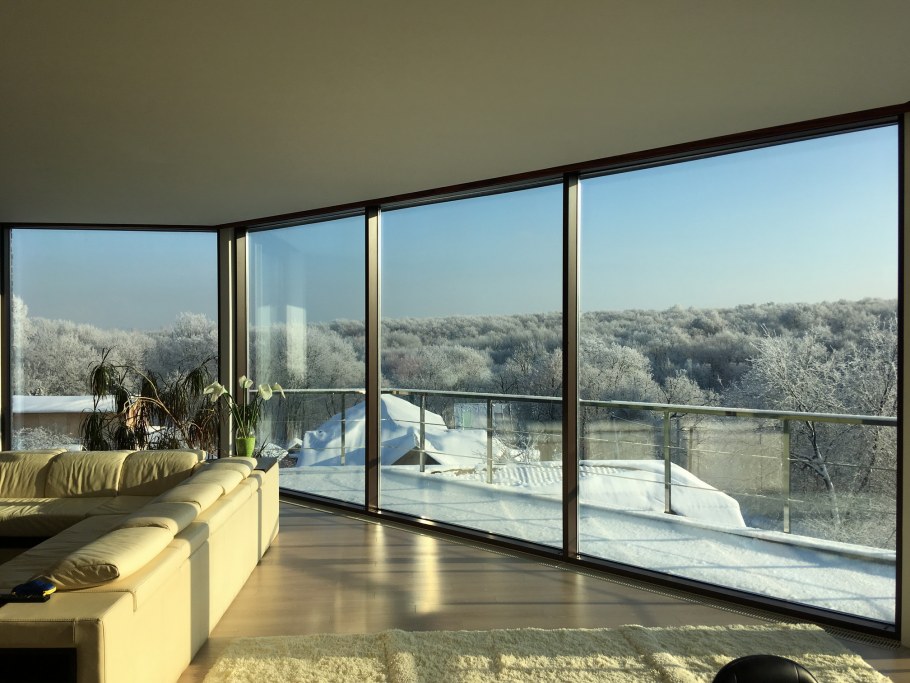 Жалюзи на панорамный балкон