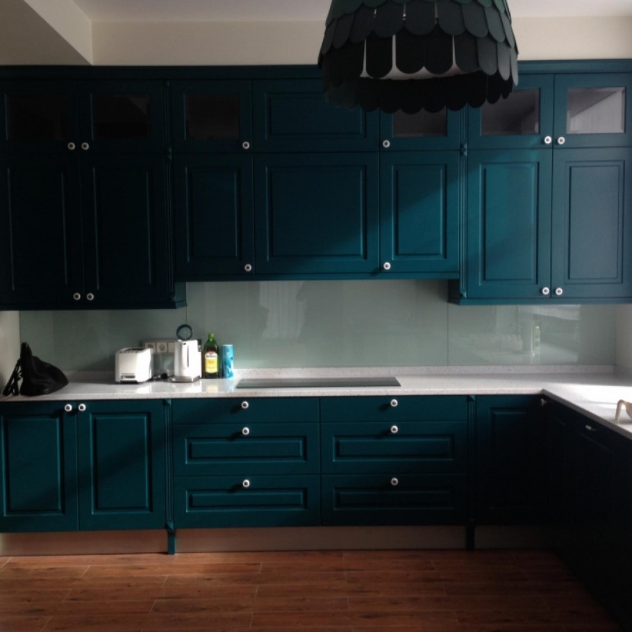 Кухня темно бирюзового цвета