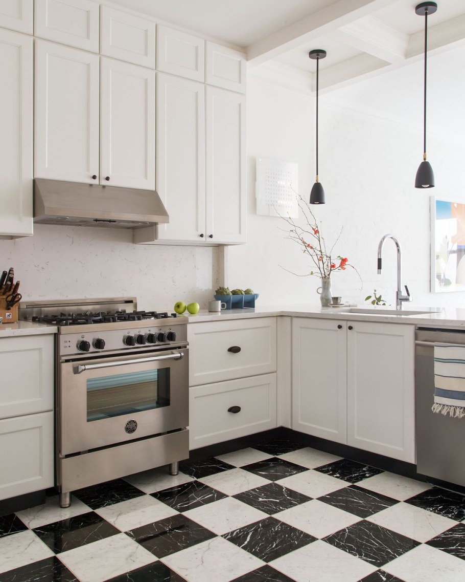 Белая плитка на кухне на полу