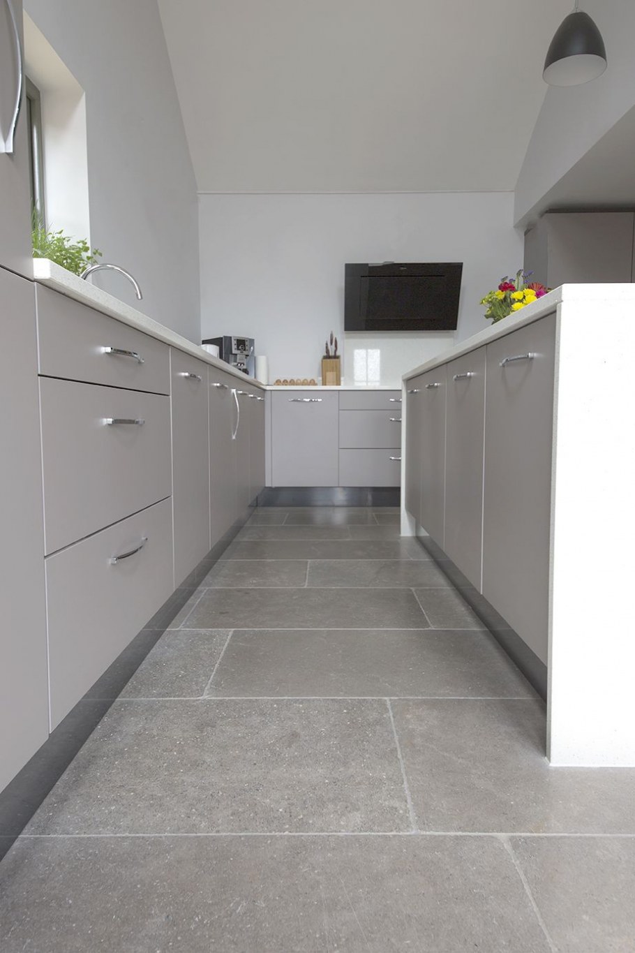 Серая плитка на кухне на полу