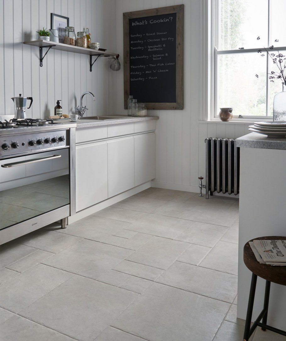 Серая плитка на кухне на полу