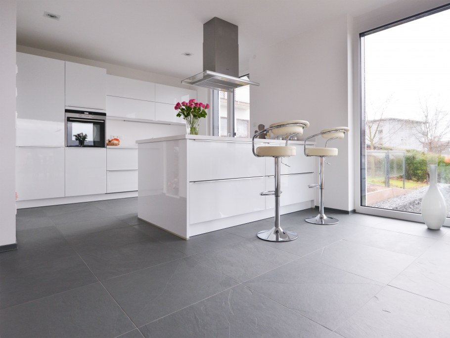 Кухня с серыми полами