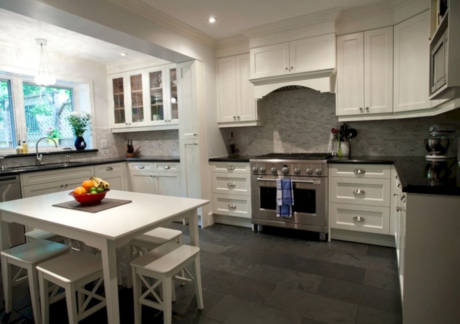 Кухня с серым полом