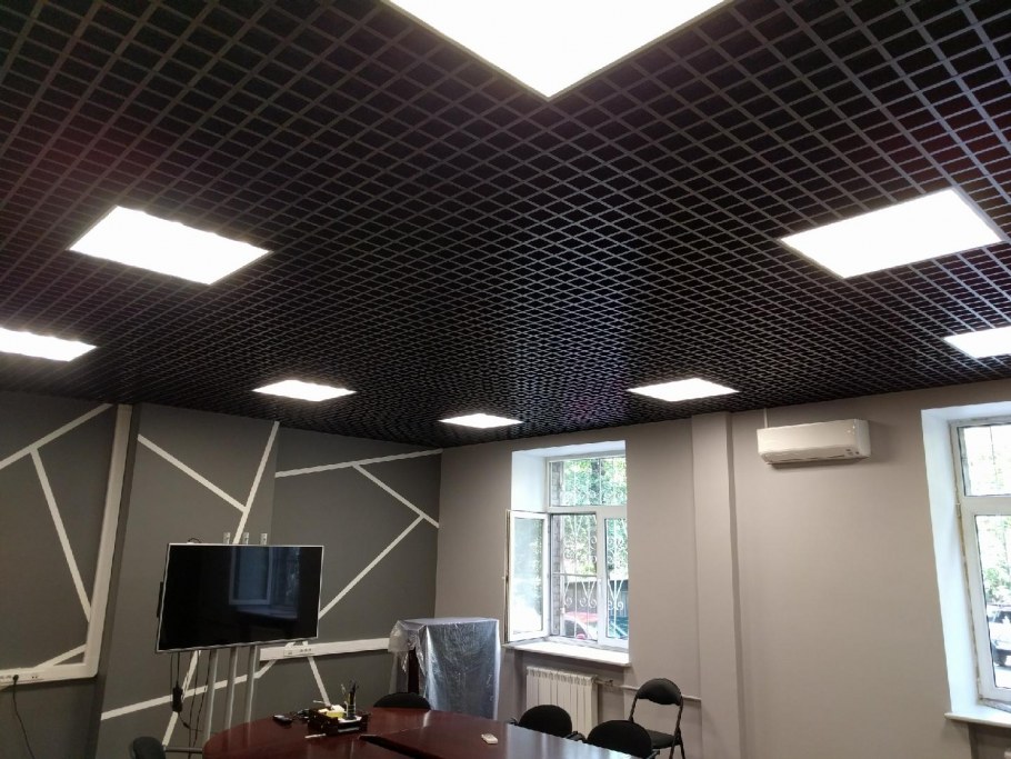 Черный потолок в Грильято в офисе