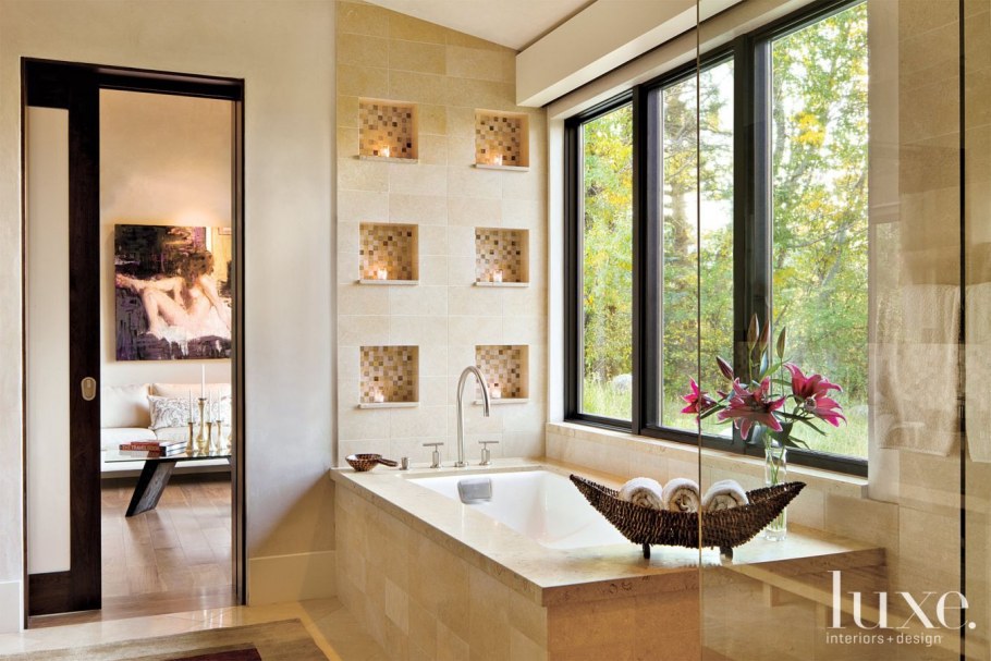 Ванная с полками в стене