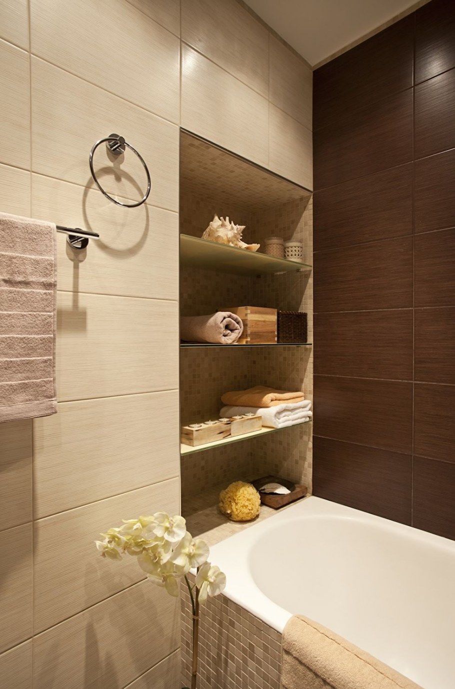 Встроенные полочки в ванной комнате