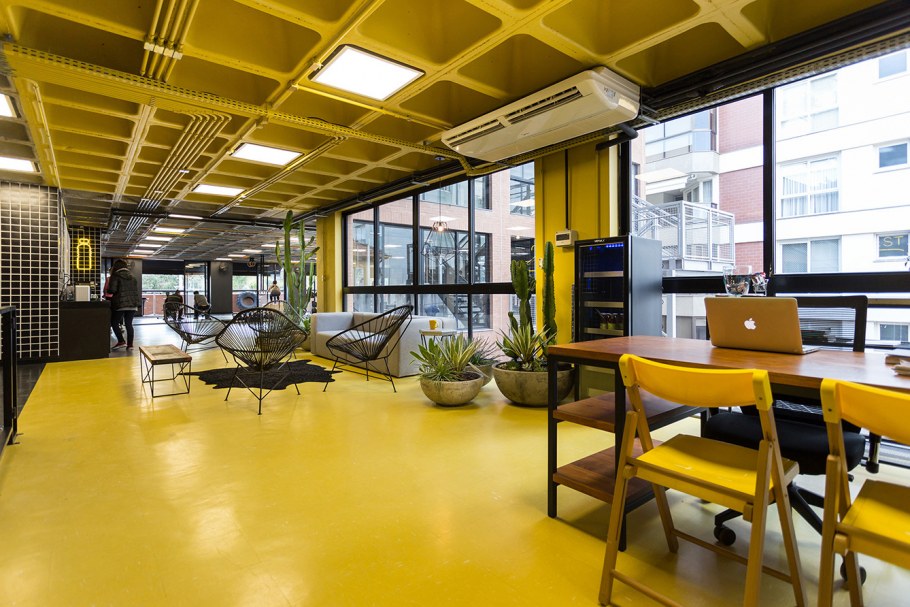 Желтый в интерьере офиса