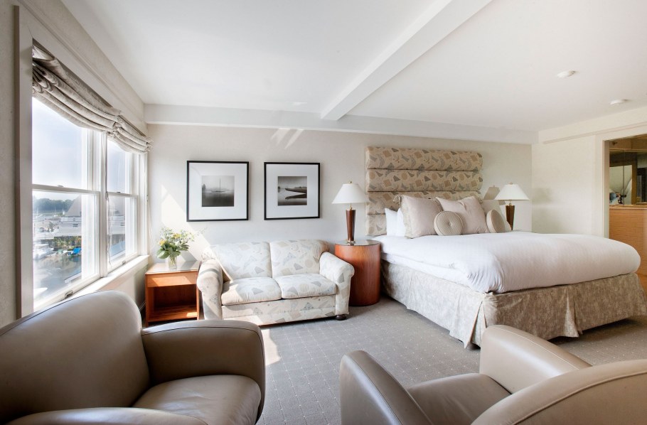 Спальня с двумя диванами