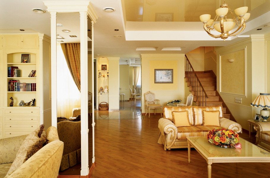 Гостиная в медовых тонах