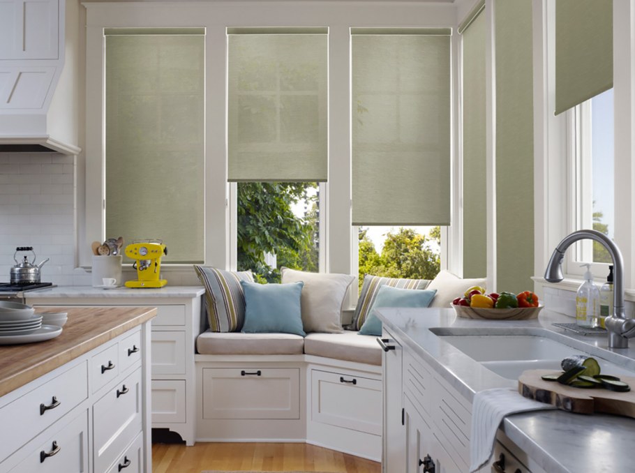 Рулонные шторы на кухню деревянные окна