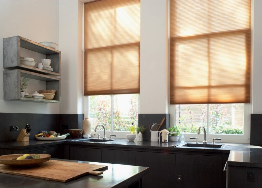 Ролл штора на кухне яркая