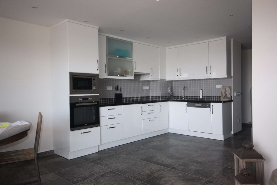 Кухни белые глянцевые угловые