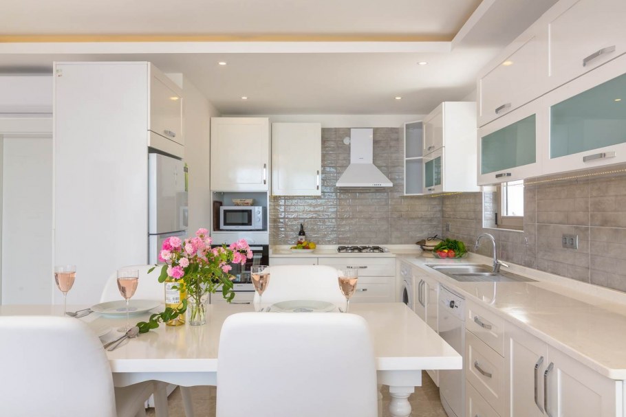 Белая кухня реальные примеры