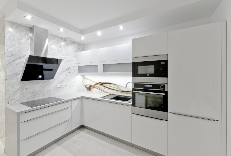 Угловые современные кухни без ручек