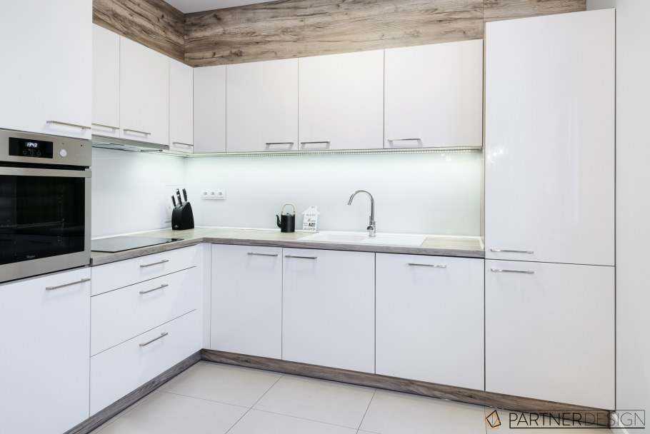 Кухни белые глянцевые угловые