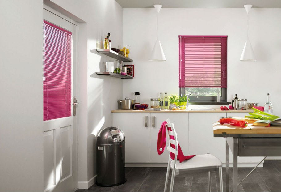 Бамбуковые шторы на белой кухне