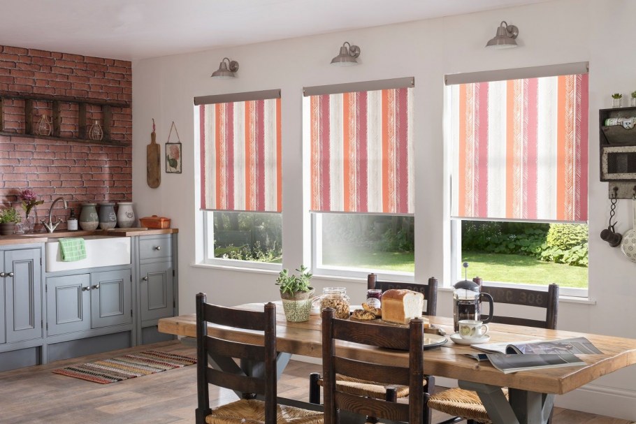 Рулонные шторы на кухню с форточкой