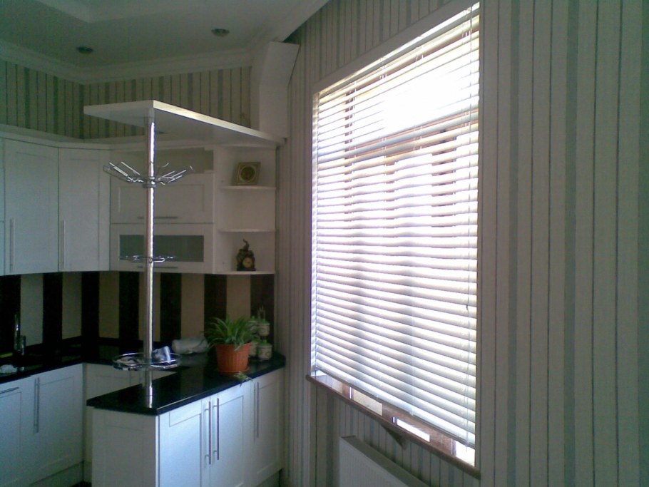 Жалюзи на кухню горизонтальные