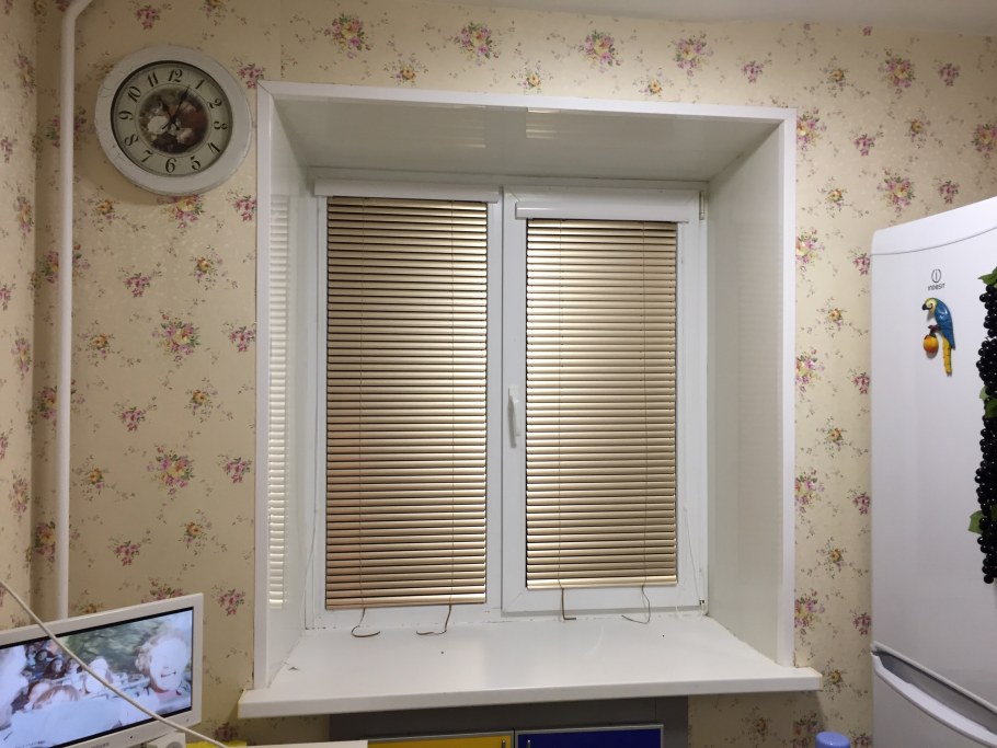 Рулонные шторы на кухню хрущевка