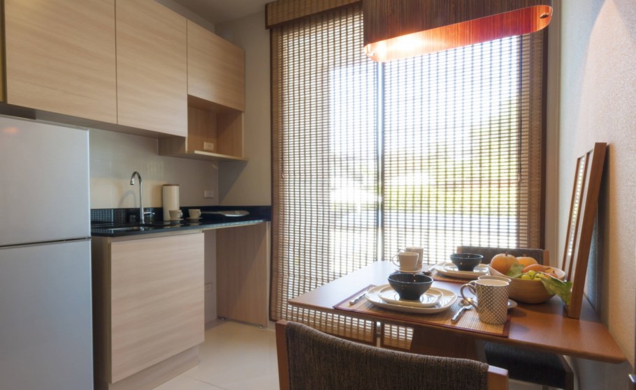 Деревянные жалюзи на кухне