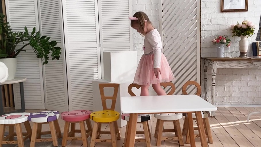 Красный диван в гостиной