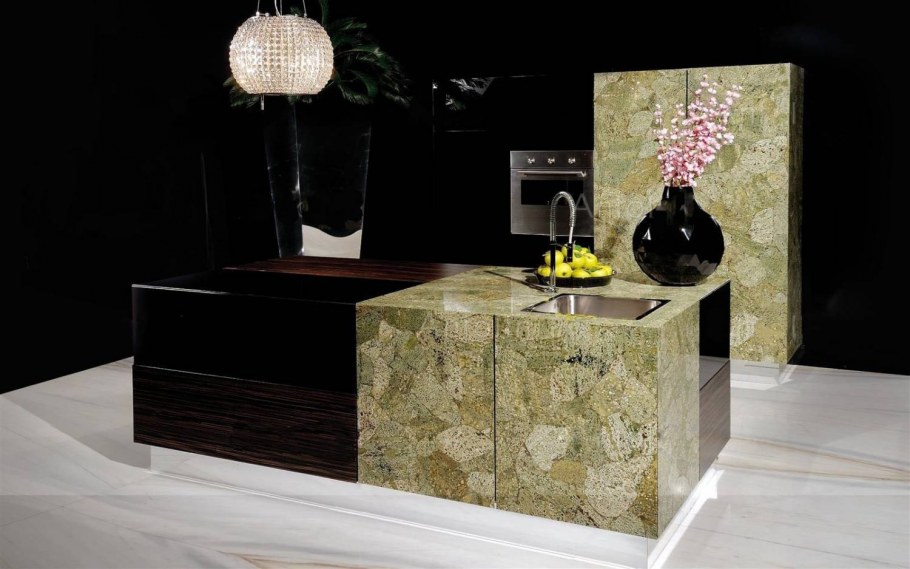 Зелено желтый полудрагоценный камень