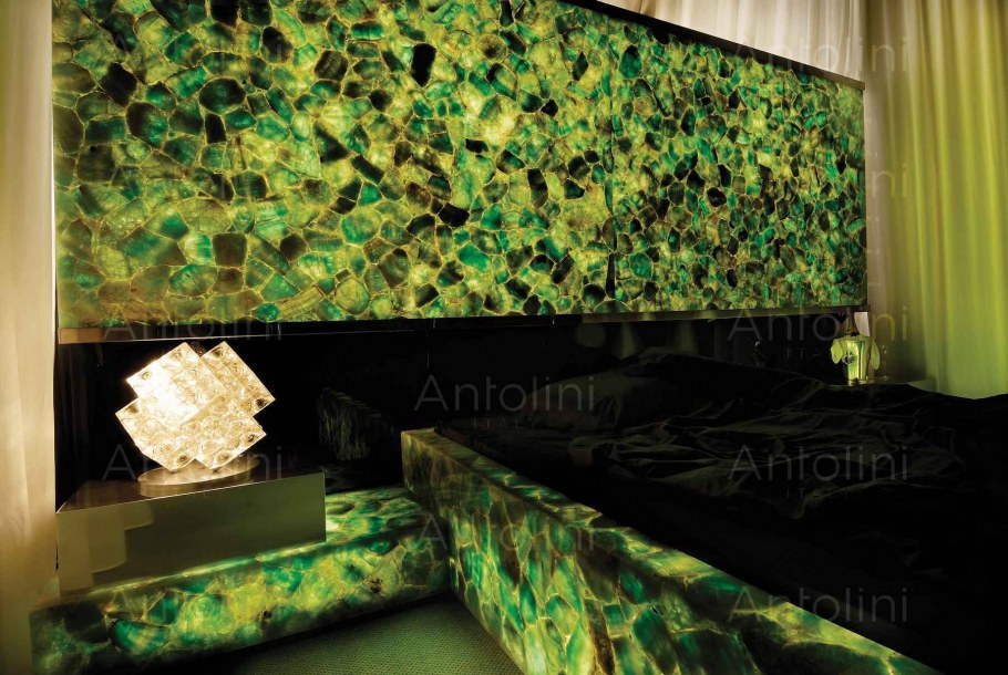 Камень с подсветкой в интерьере