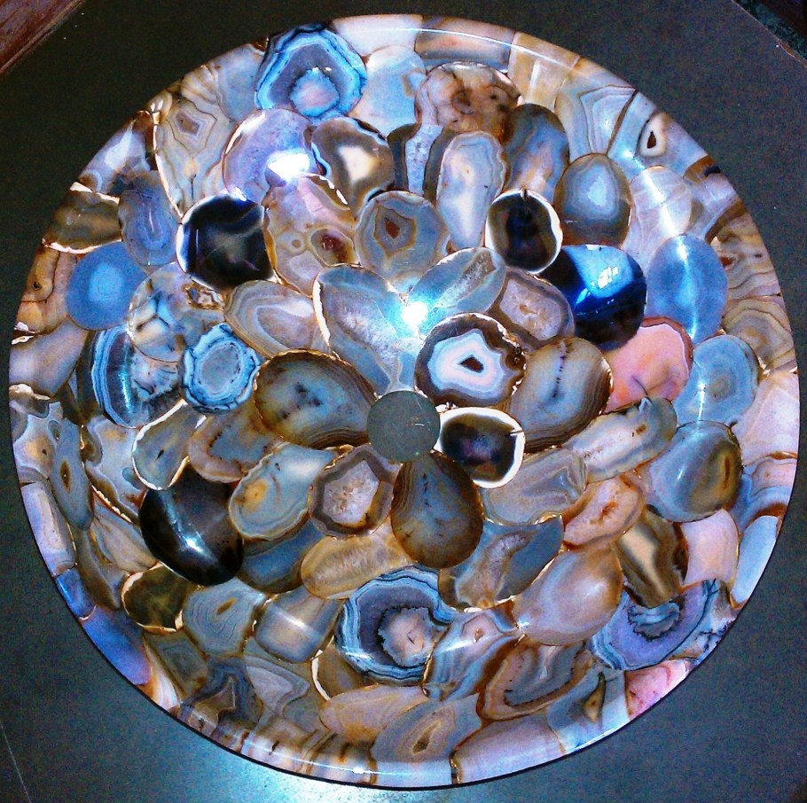 Декорирование мебели поделочными камнями