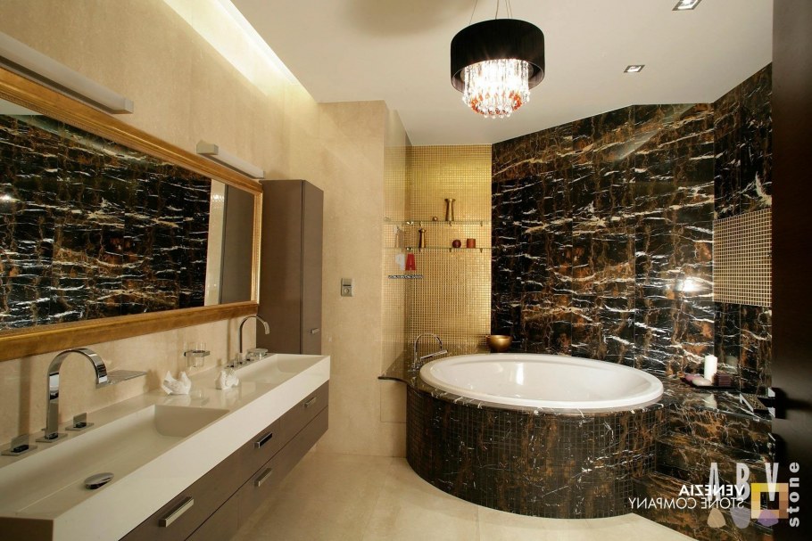 Ванная комната отделана мрамором