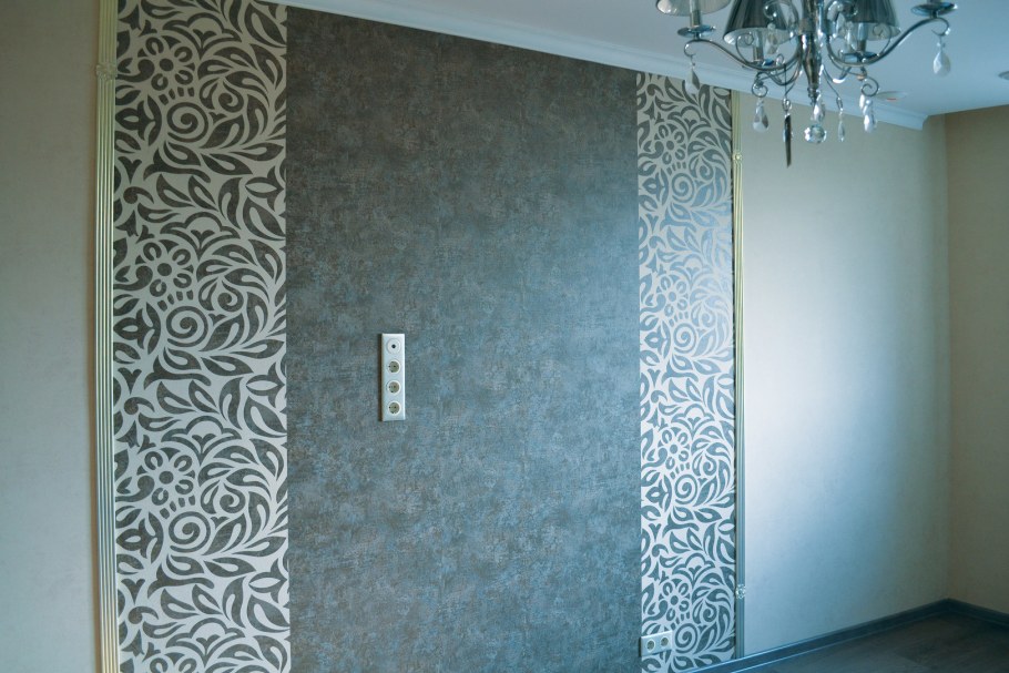 Стыки обоев разных цветов