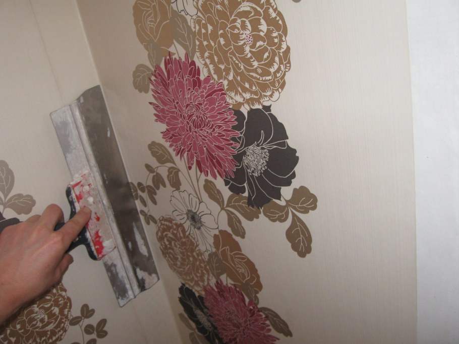 Декор порванных обоев